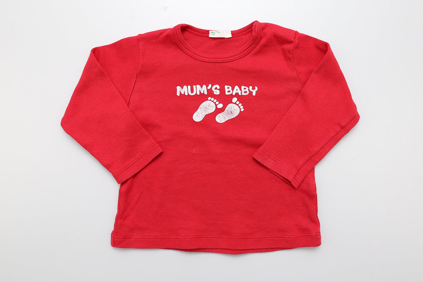 Rotes Langarmshirt. Das Muster vorne ist leicht verblasst. (68)
