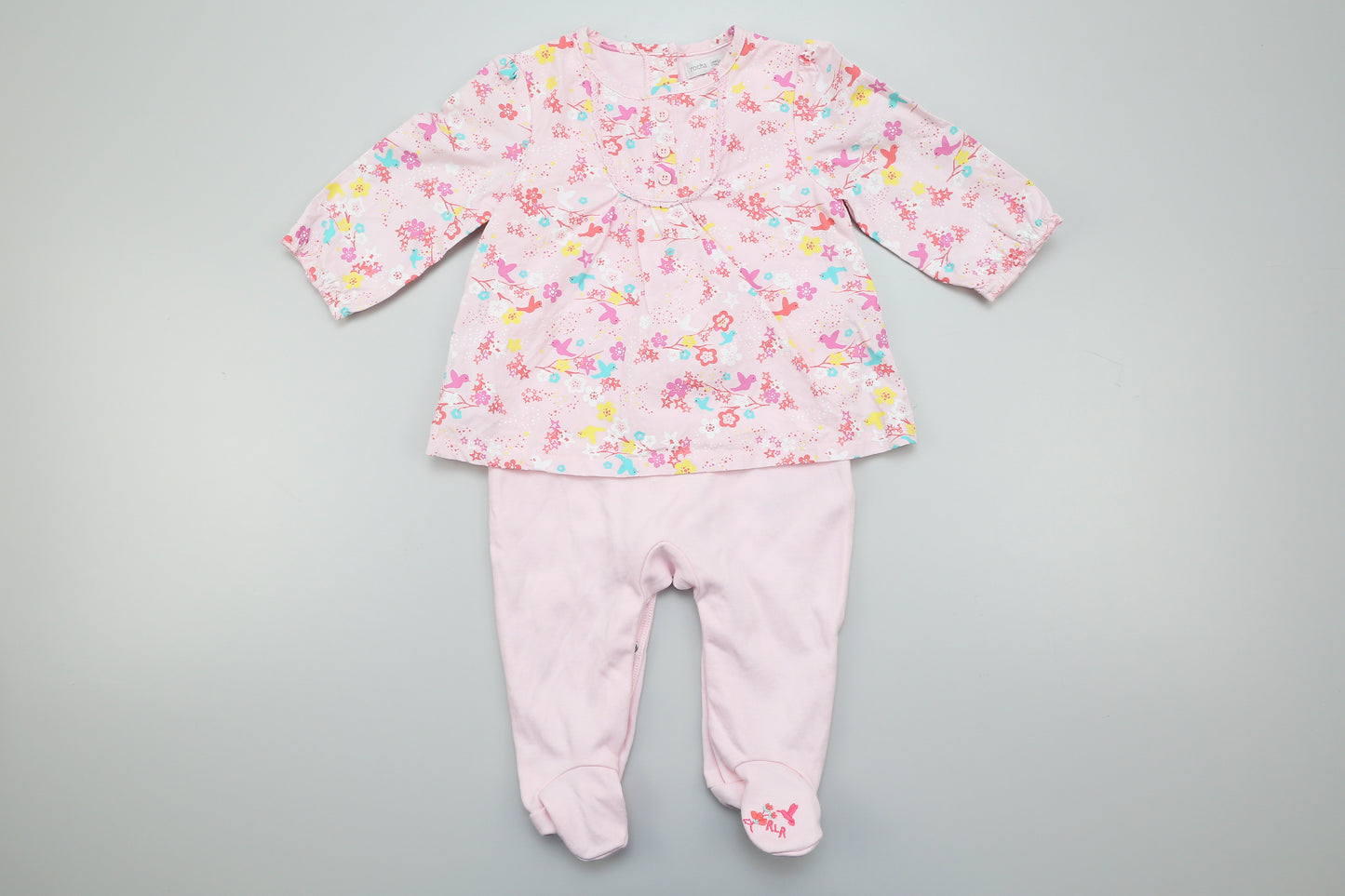 Wunderschöner Blumen-Strampler aus Baumwolle mit einem kleinen Kleidchen als obere Schicht. Hinten und unten mit Druckknöpfen. 68