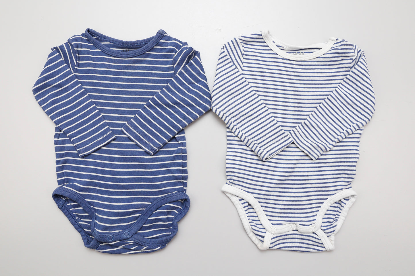 Blau-weiß gestreiftes Langarmbody-Set aus Bio-Baumwolle. Der blaue Body ist etwas mehr gebraucht. 68