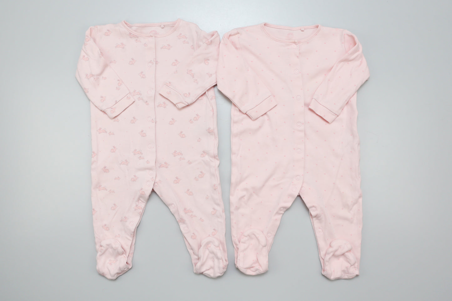 Set aus rosa Fußstramplern mit Herz- und Hasenmuster aus Baumwolle. 80