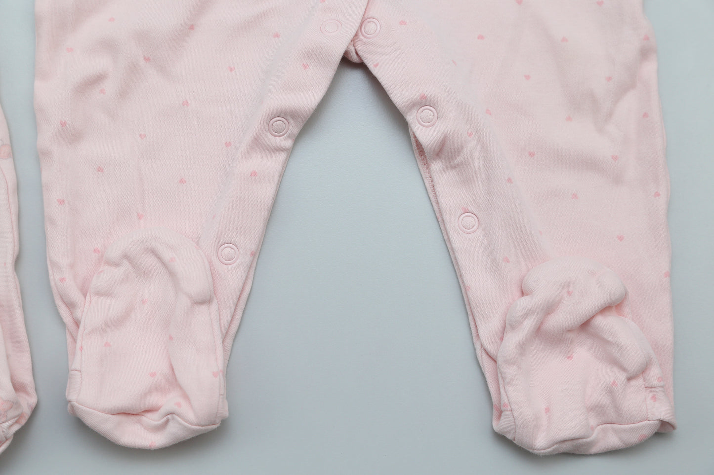 Set aus rosa Fußstramplern mit Herz- und Hasenmuster (80) - KlugeMutti