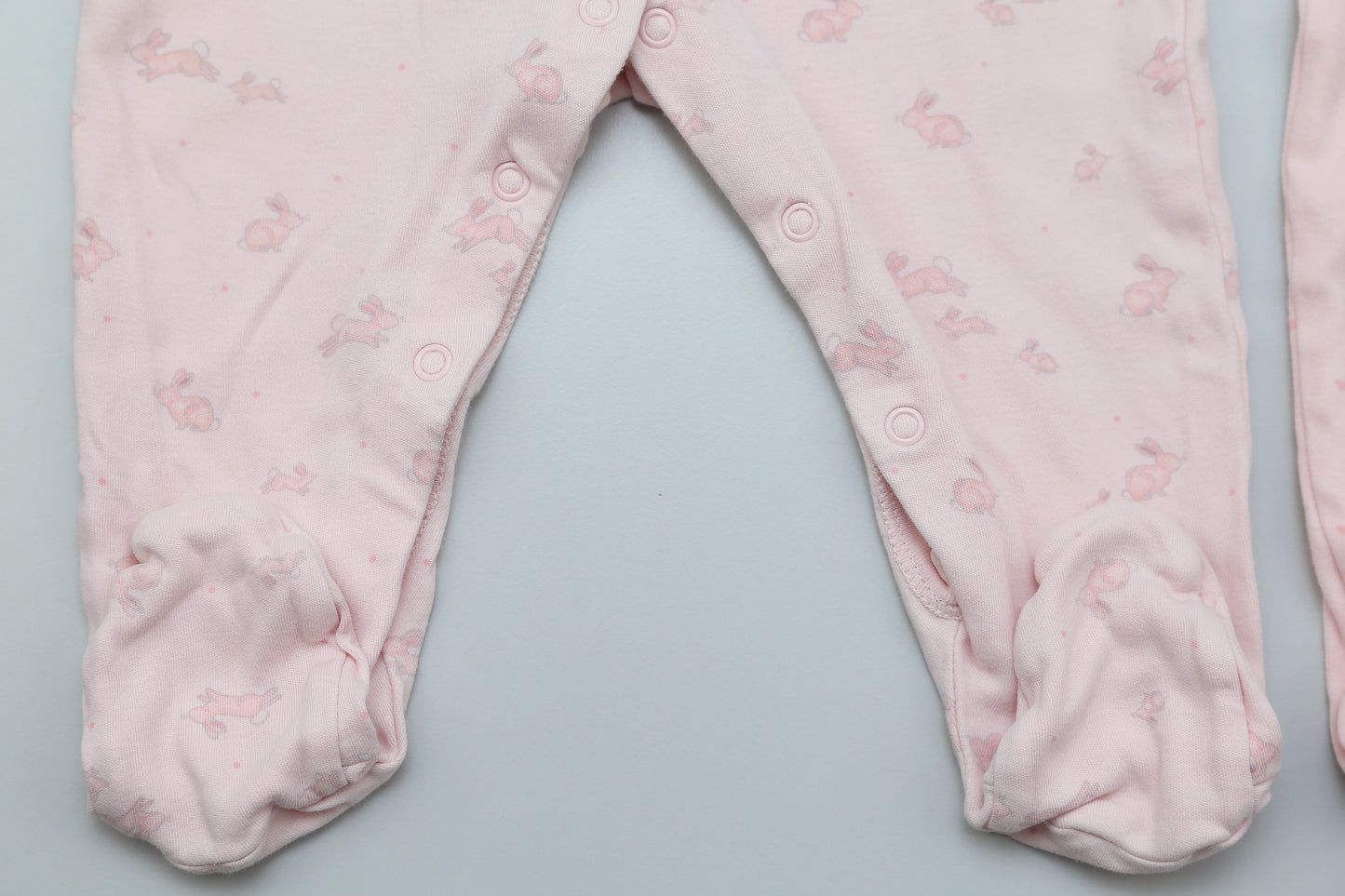 Set aus rosa Fußstramplern mit Herz- und Hasenmuster (80) - KlugeMutti