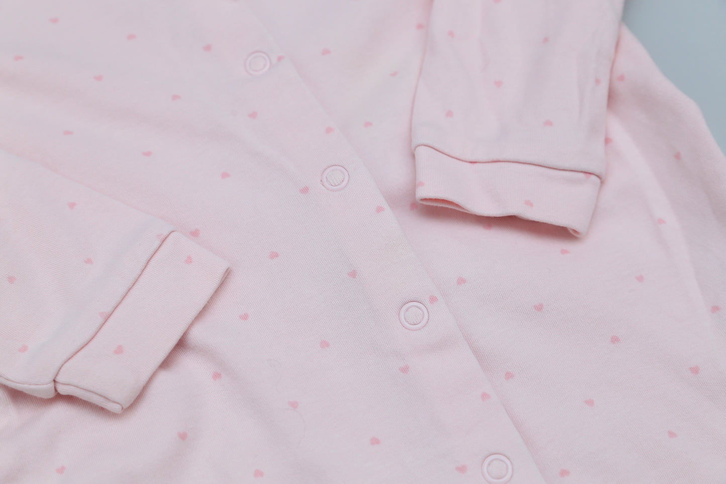 Set aus rosa Fußstramplern mit Herz- und Hasenmuster (80) - KlugeMutti