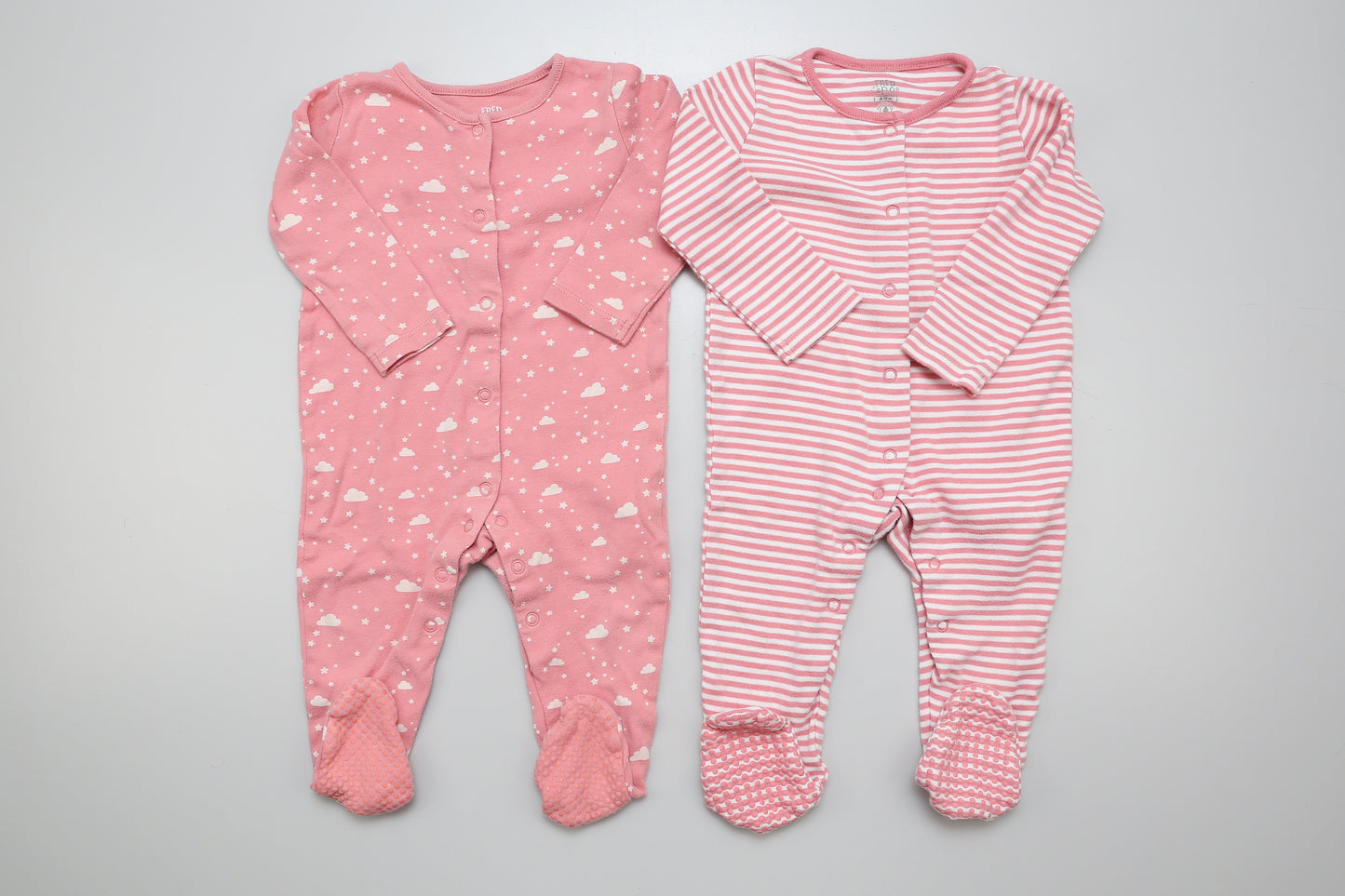 Set aus rosa Fußstramplern mit Streifen- und Wolkenmuster aus Baumwolle. 80