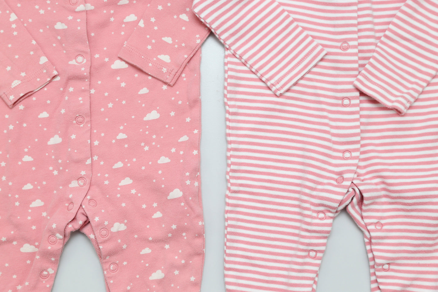 Set aus rosa Fußstramplern mit Streifen- und Wolkenmuster (80) - KlugeMutti