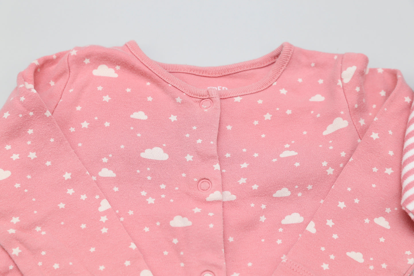 Set aus rosa Fußstramplern mit Streifen- und Wolkenmuster (80) - KlugeMutti