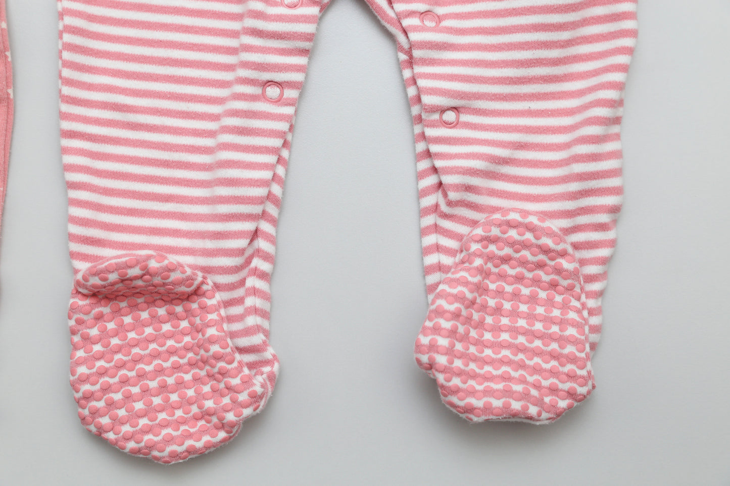 Set aus rosa Fußstramplern mit Streifen- und Wolkenmuster (80) - KlugeMutti