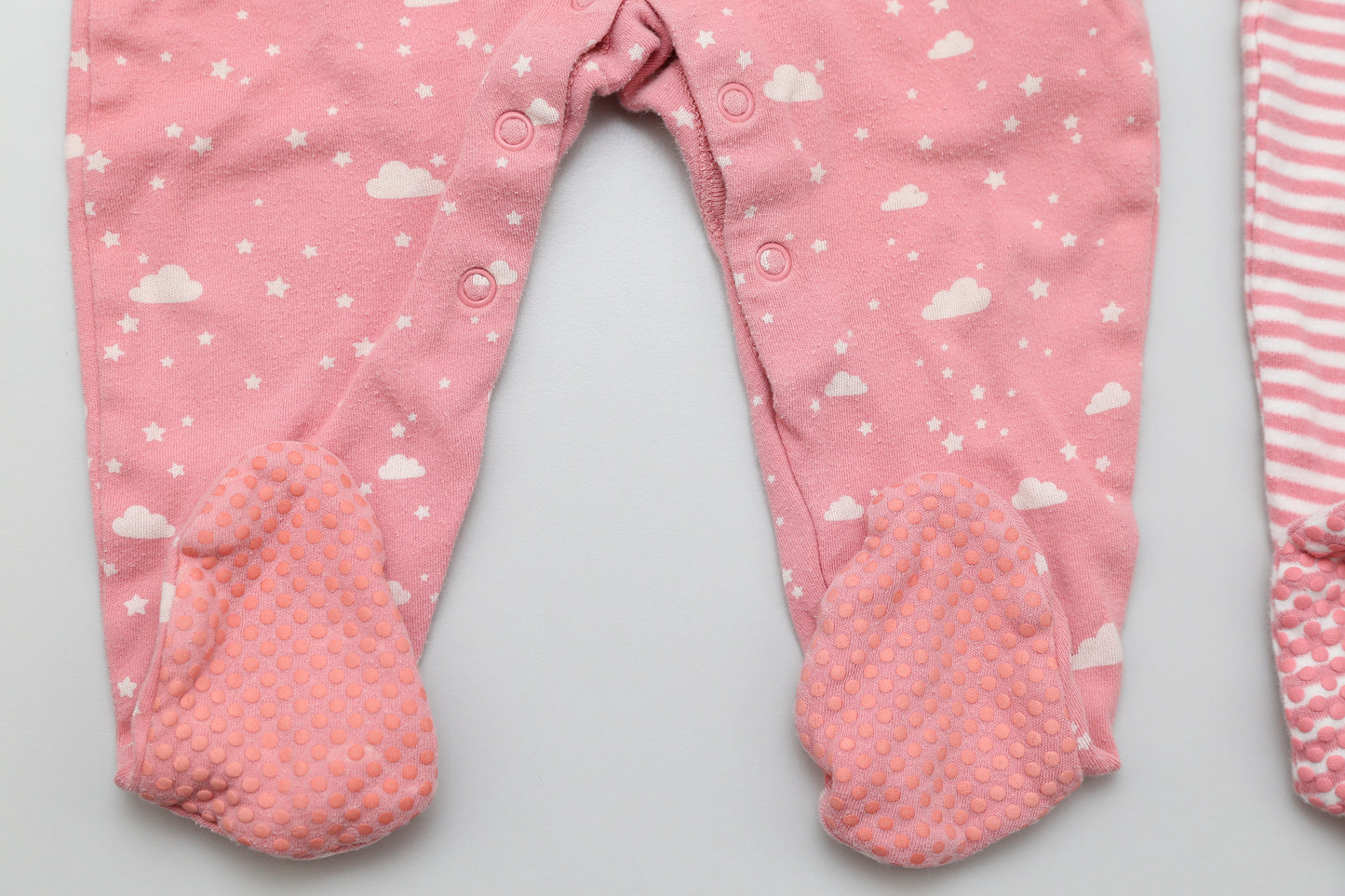 Set aus rosa Fußstramplern mit Streifen- und Wolkenmuster (80) - KlugeMutti