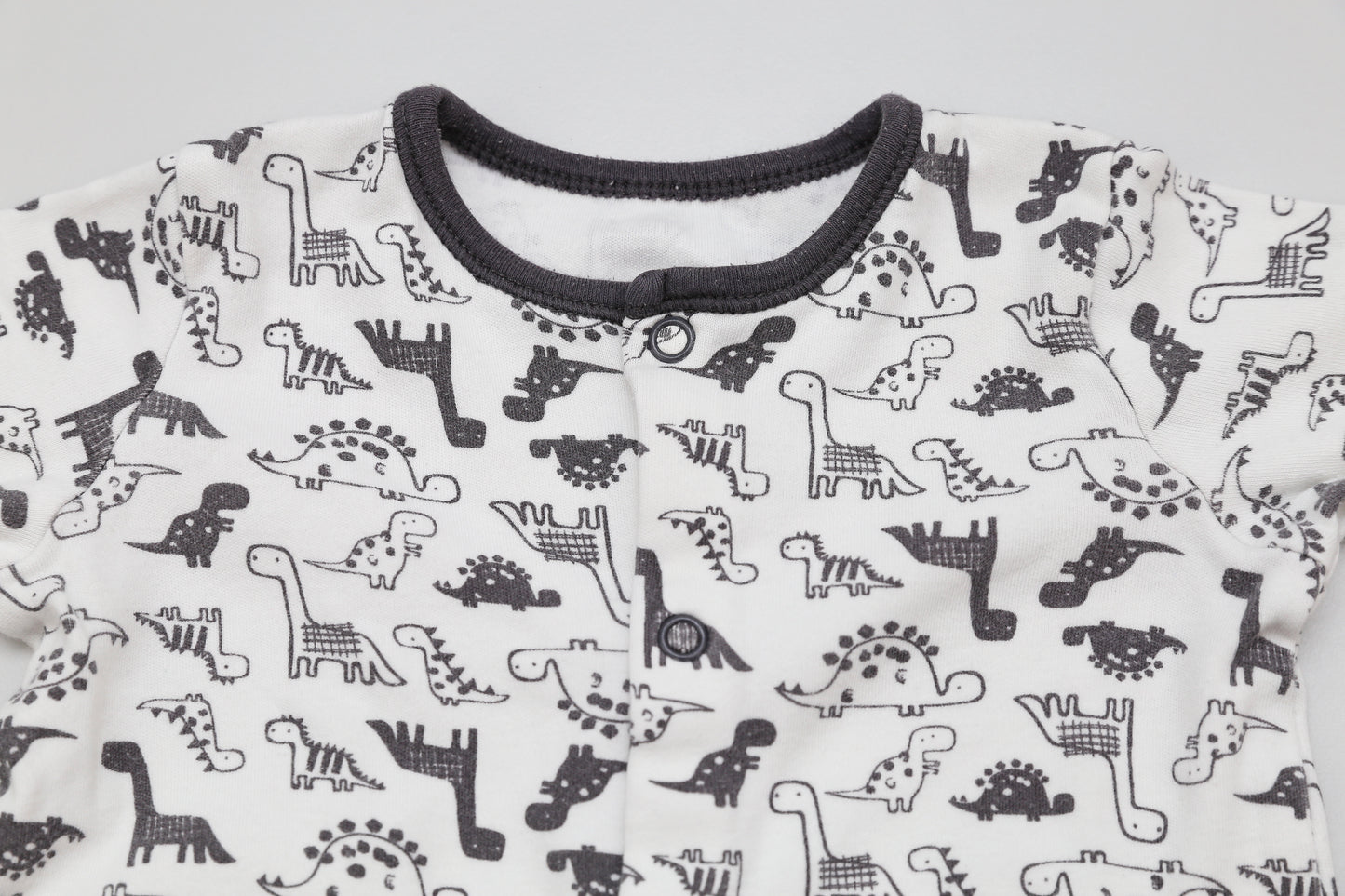 Schwarz-weißer Baumwollstrampler mit Dinosauriermuster (74-80) - KlugeMutti