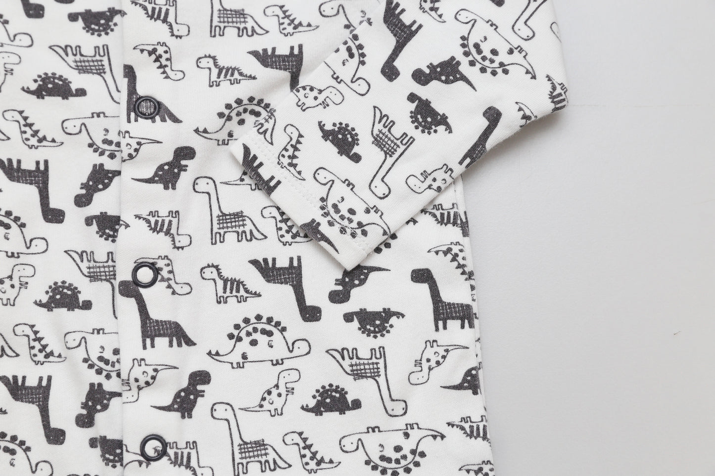 Schwarz-weißer Baumwollstrampler mit Dinosauriermuster (74-80) - KlugeMutti