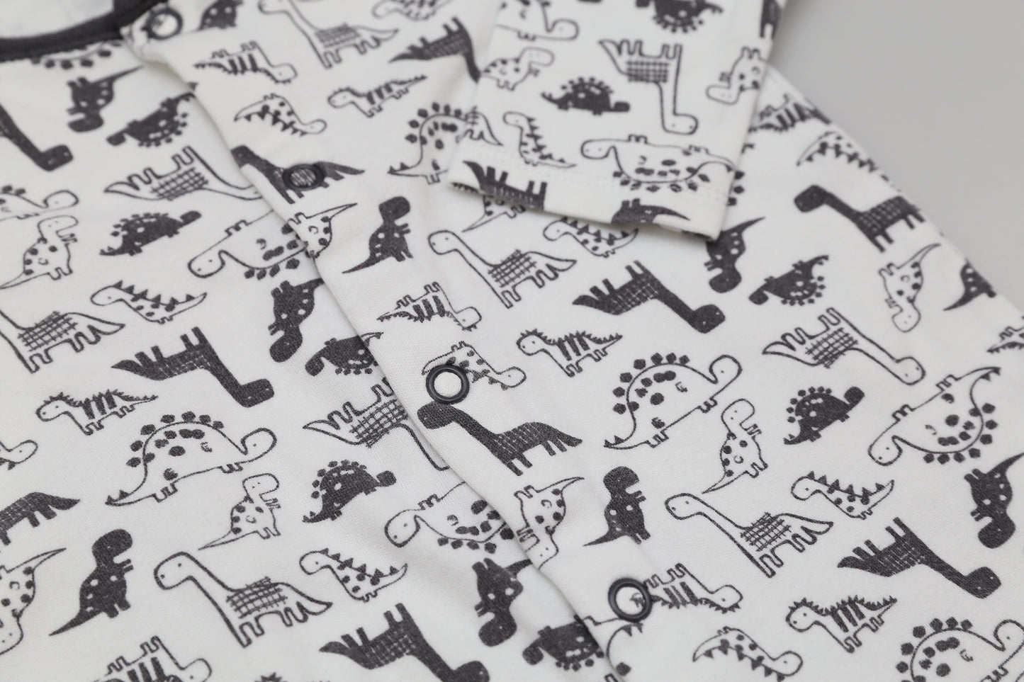 Schwarz-weißer Baumwollstrampler mit Dinosauriermuster (74-80) - KlugeMutti