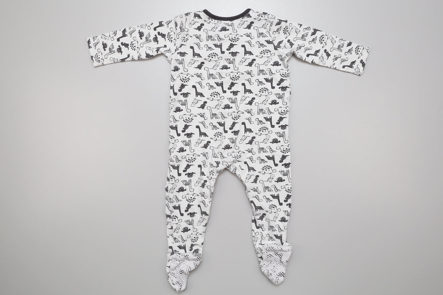 Schwarz-weißer Baumwollstrampler mit Dinosauriermuster (74-80) - KlugeMutti