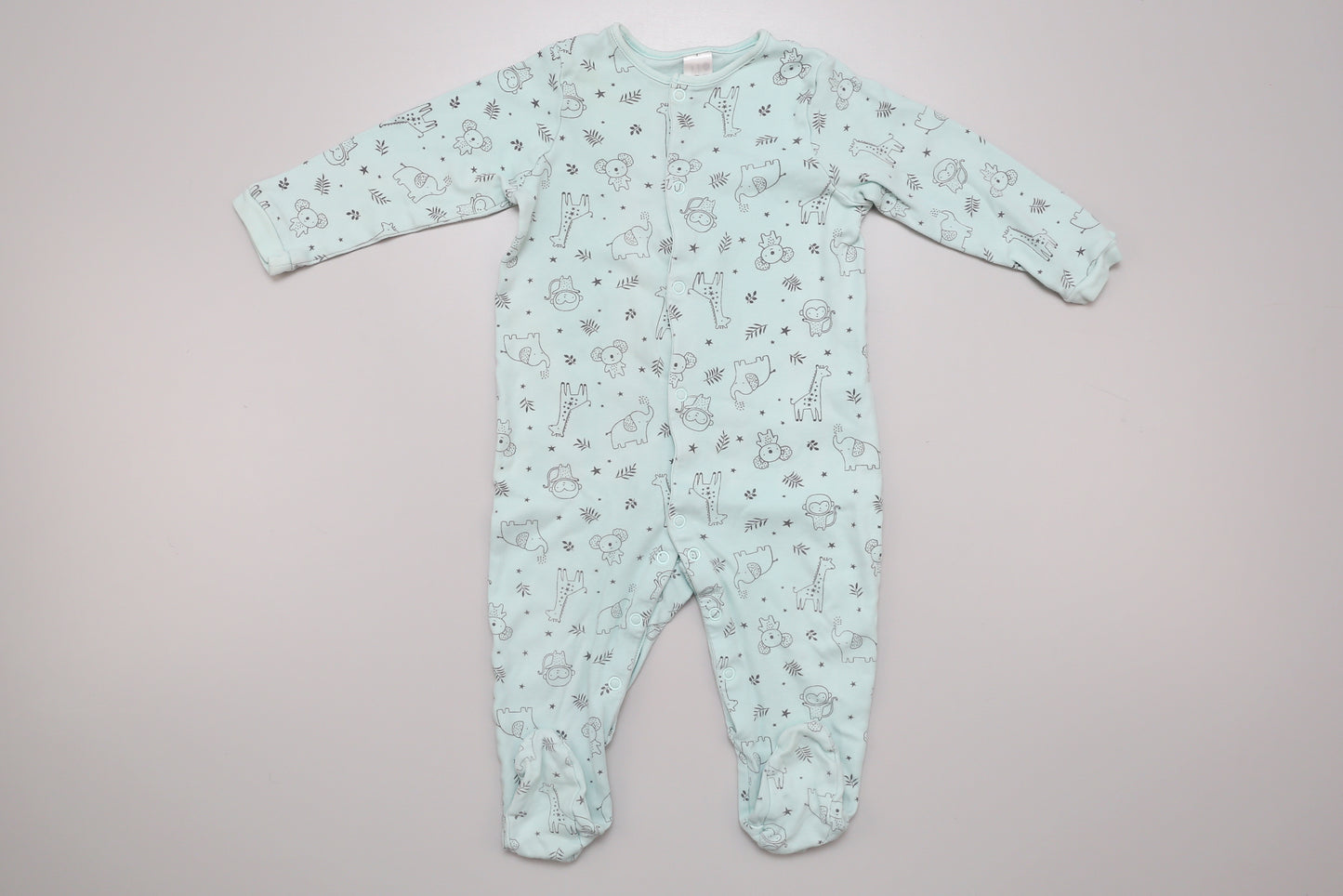 Mintgrüner Baumwollstrampler mit Tiermotiven und Füßchen. 80