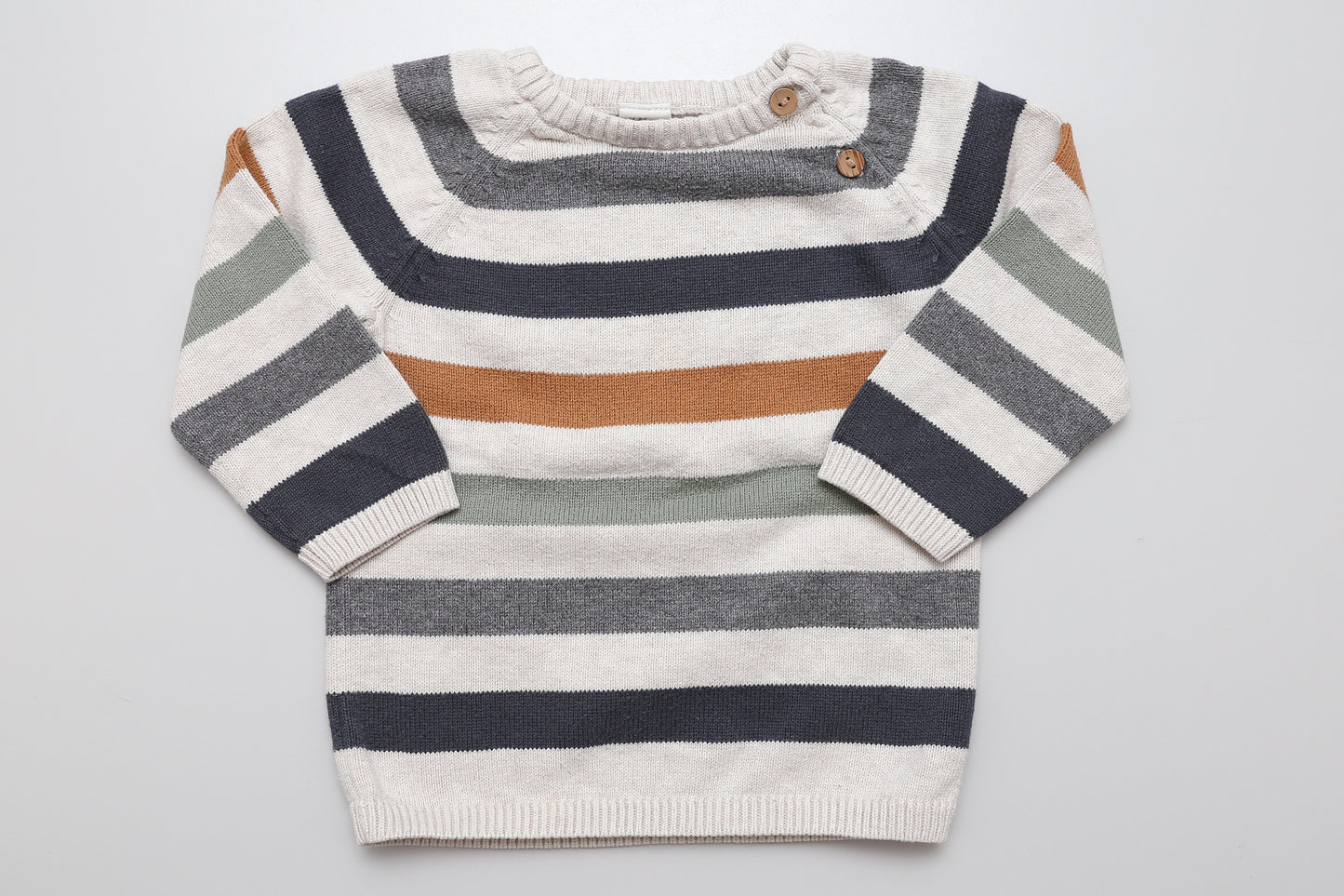 Gestreifter Strickpullover mit Knöpfen an der Schulter. 80