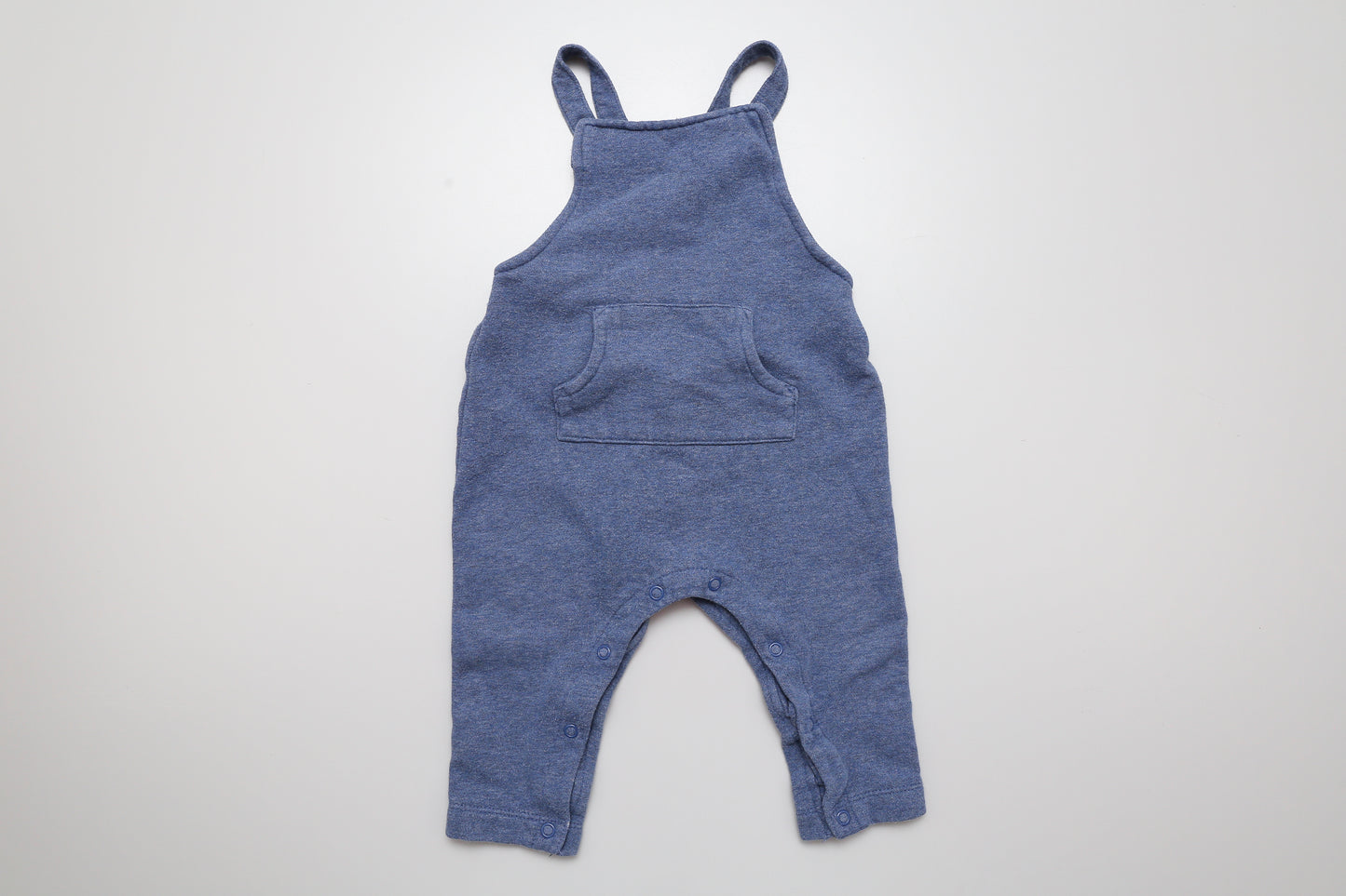 Blaue Latzhose mit verstellbaren Trägern. 80
