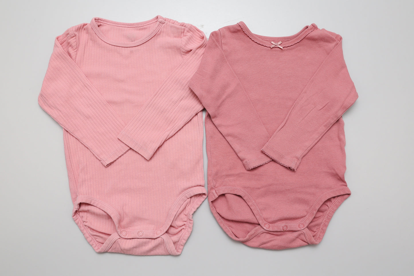 Rosa Langarmbody-Set mit Druckknöpfen an der Schulter, aus Bio-Baumwolle. 80