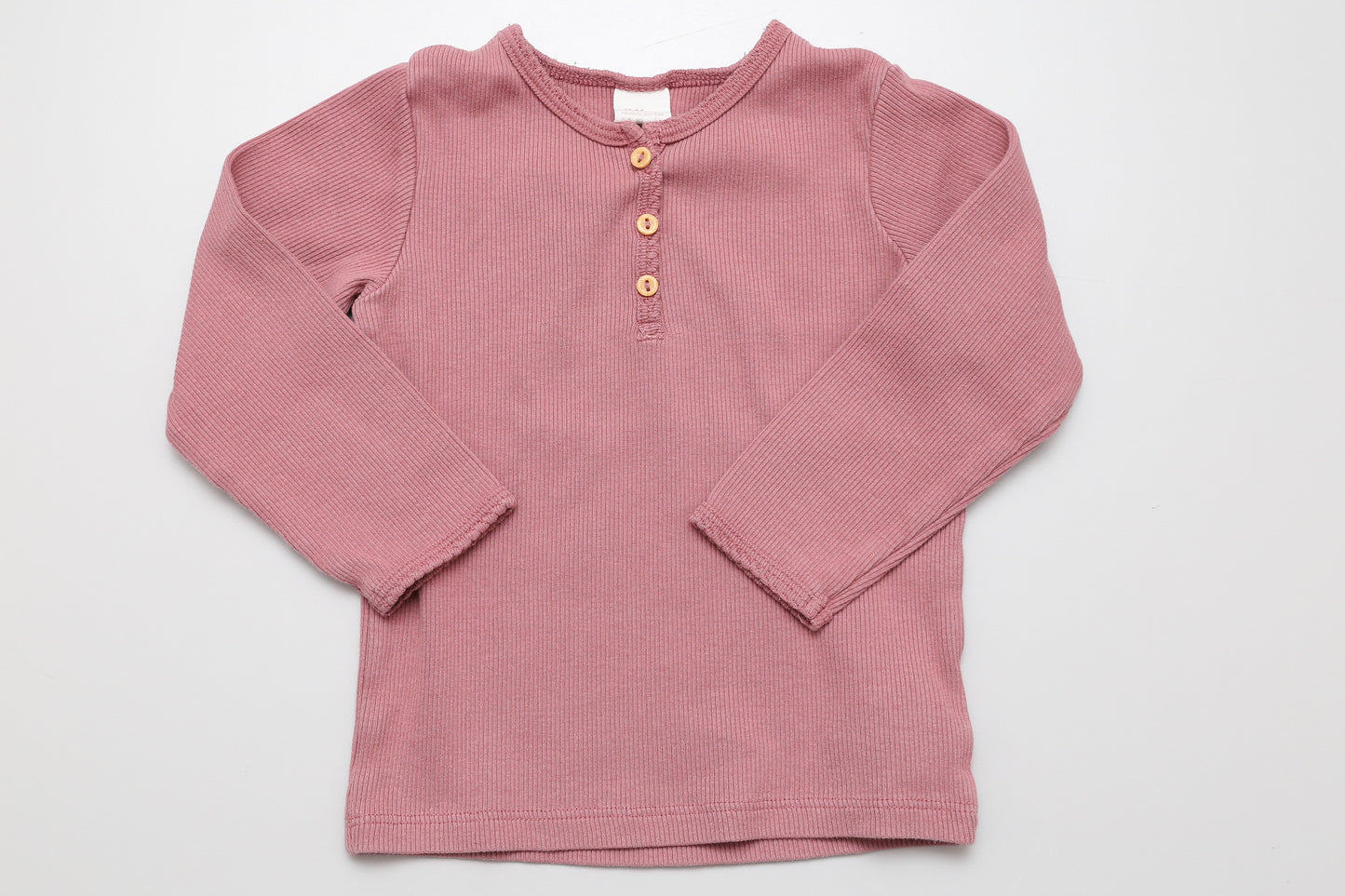Langarmshirt aus Bio-Baumwolle, vorne mit Knöpfen. 80