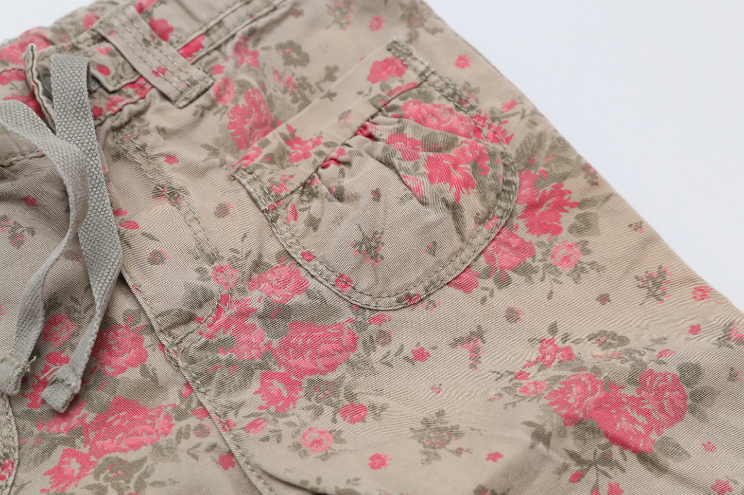 Florale Hose mit knöpfbarem Beinabschluss (80) - KlugeMutti