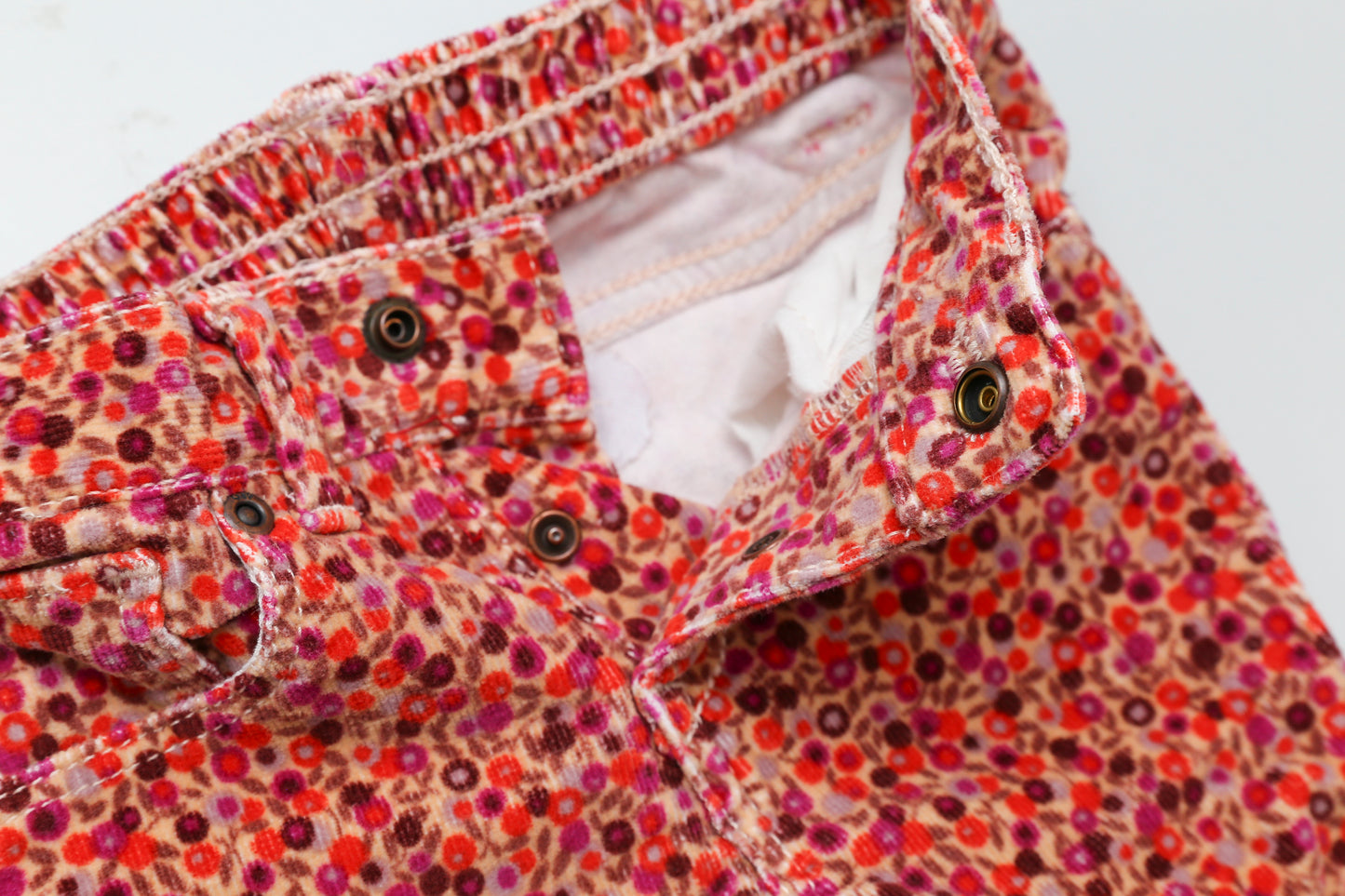 Wunderschöne, florale Cordhose (80) - KlugeMutti