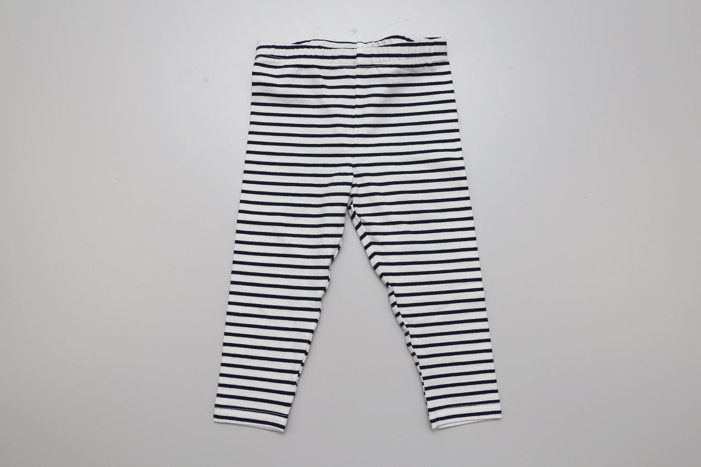 Weiß-schwarz gestreifte Leggings. 80