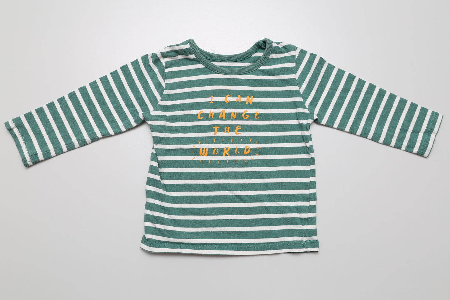 Grünes gestreiftes Langarmshirt aus Baumwolle. 74-80