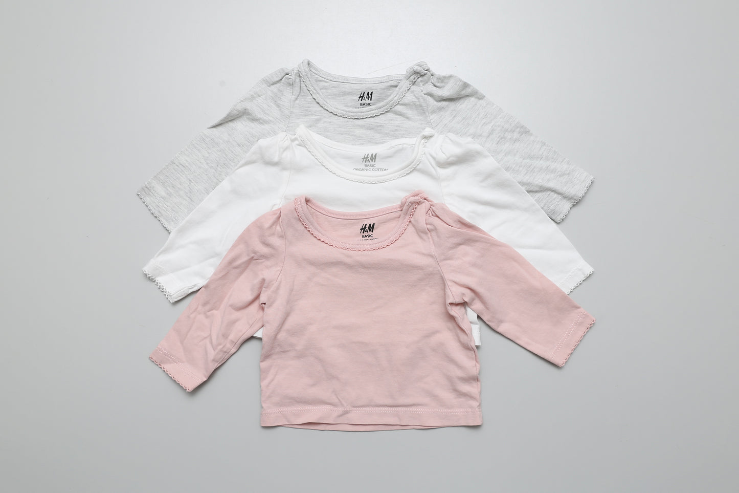 3-er Langarmshirt-Set aus Bio-Baumwolle. Mit Druckknopf am Hals.