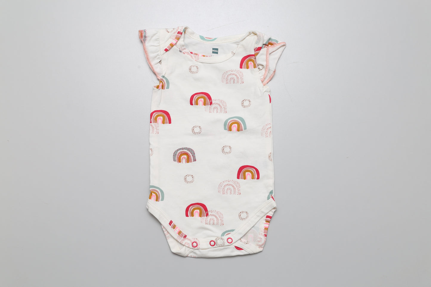 Kurzärmeliger Rüschen-Body aus Bio-Baumwolle mit Regenbogenmuster. Für Neugeborene. 50-56