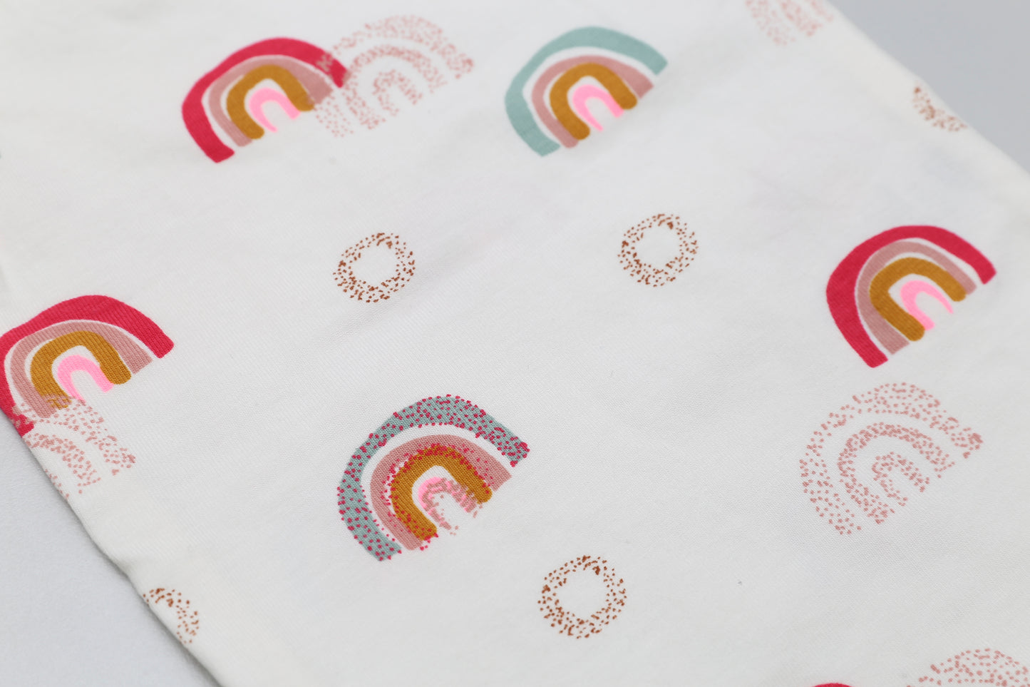 Kurzarmbody aus Bio-Baumwolle mit Regenbogenmuster (50-56) - KlugeMutti