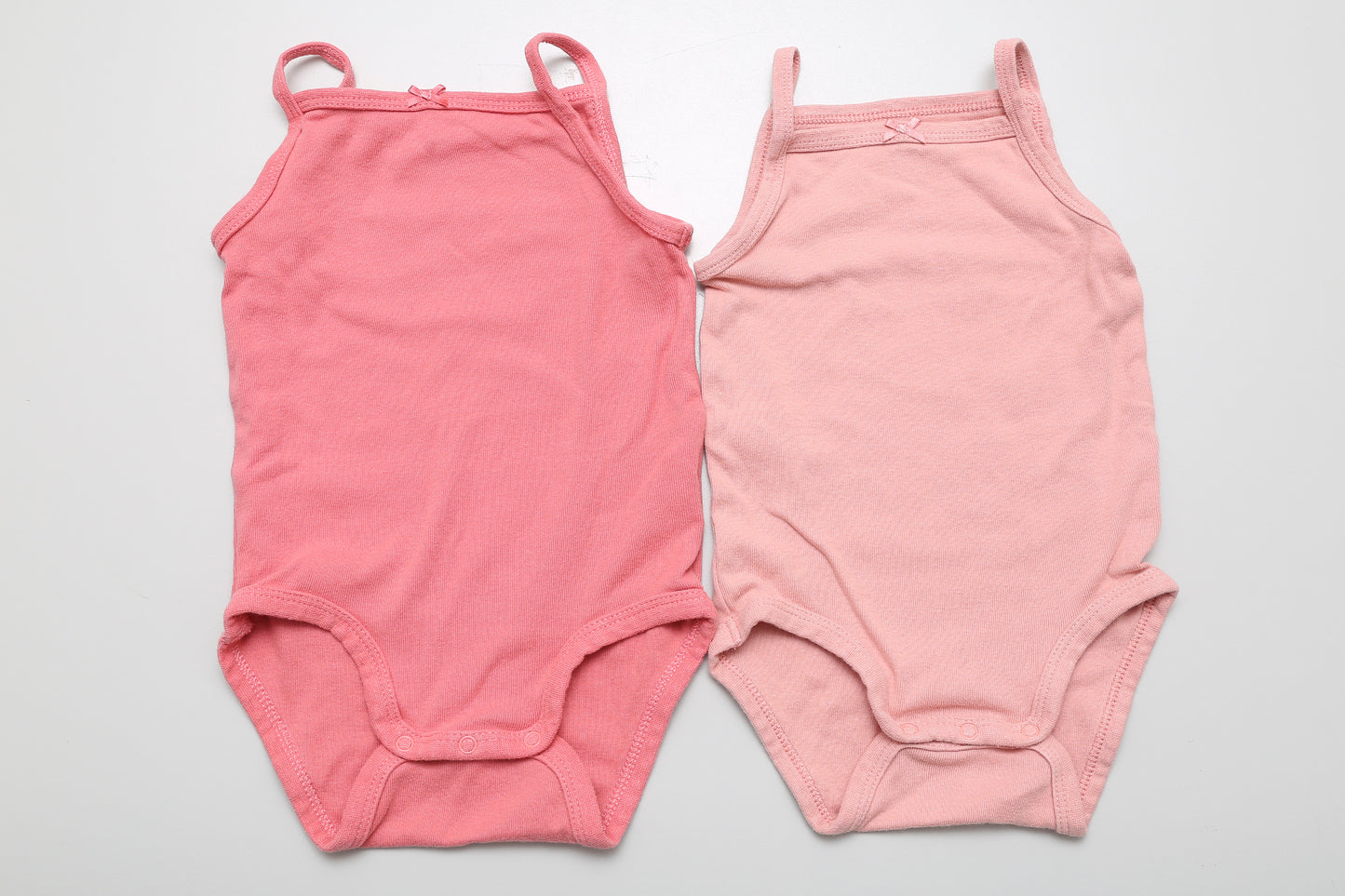 2er-Set rosa ärmellose Bodys aus Bio-Baumwolle für Mädchen in Größe 74. Perfekt für warme Tage oder zum Unterziehen. gebrauchte babykleidung.