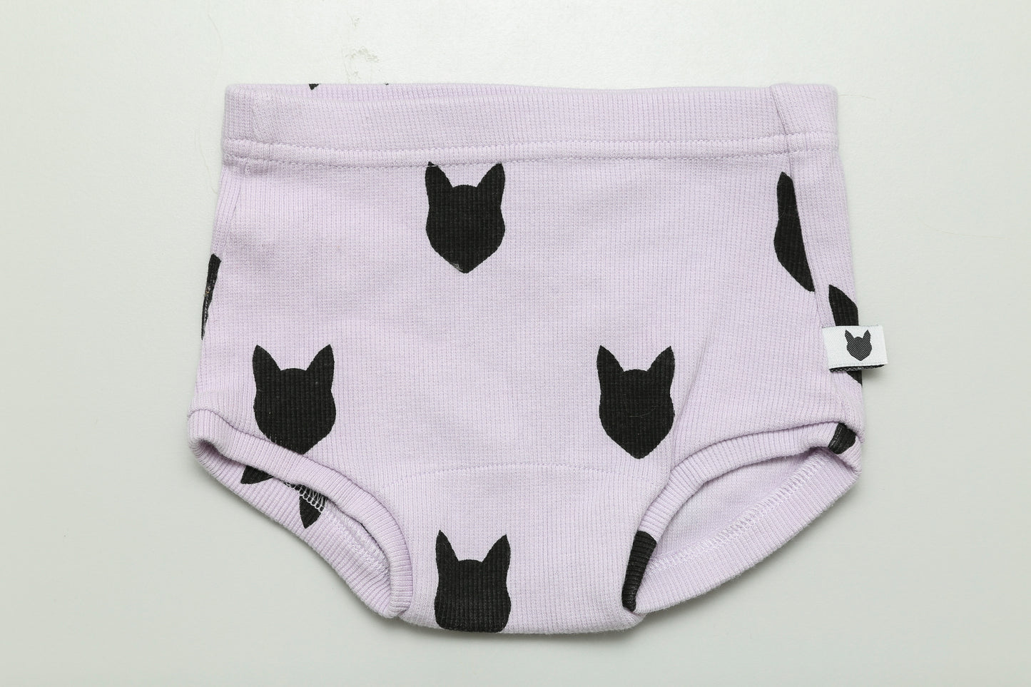 Süße Windelüberhose mit Katzenkopfmuster für Babys in Größe 80, aus weicher Bio-Baumwolle. Ideal für den ganzjährigen Komfort deines kleinen Schatzes.