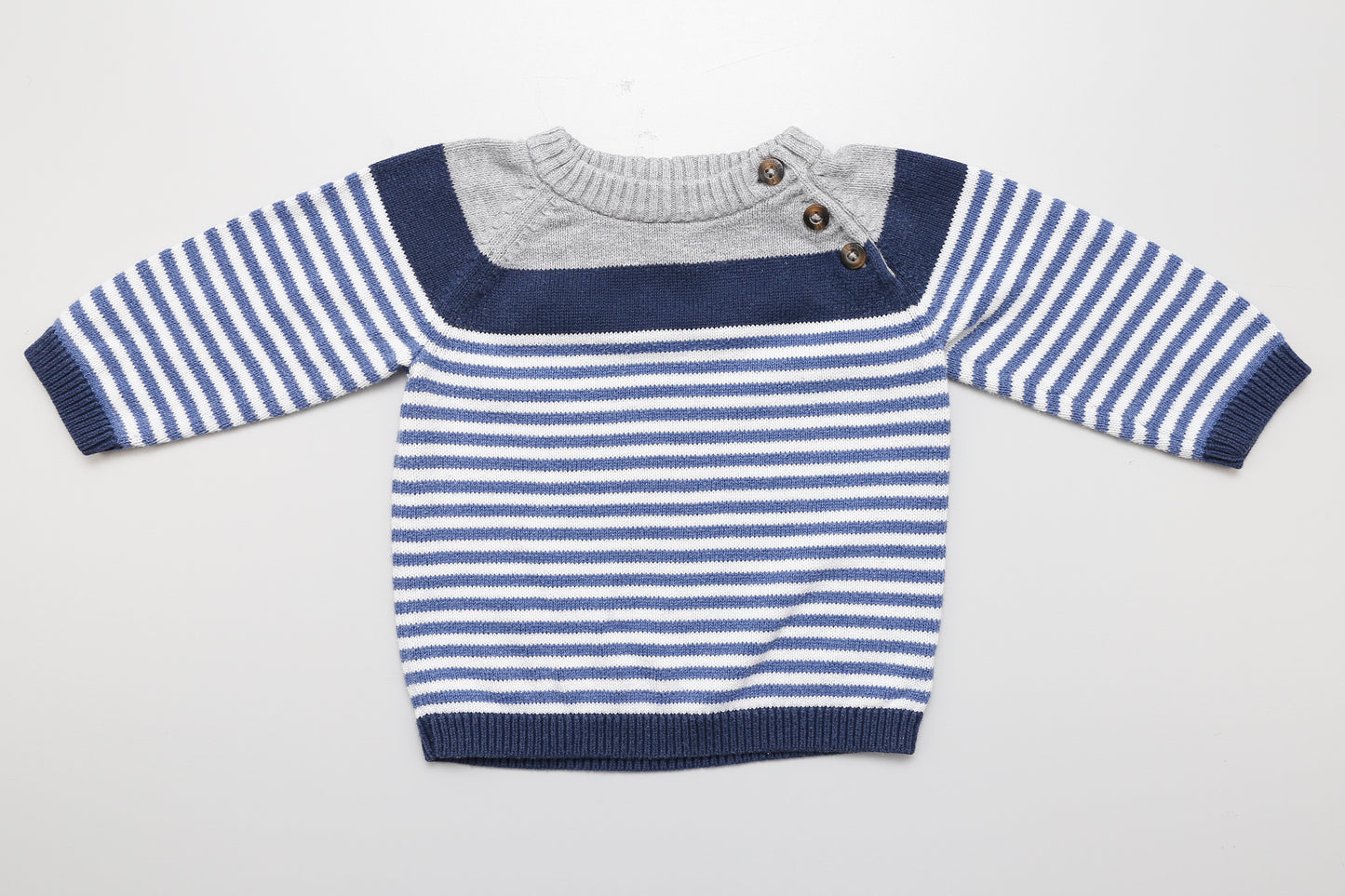 Blau-weiß gestreifter Strickpullover mit drei Knöpfen am Halsausschnitt.