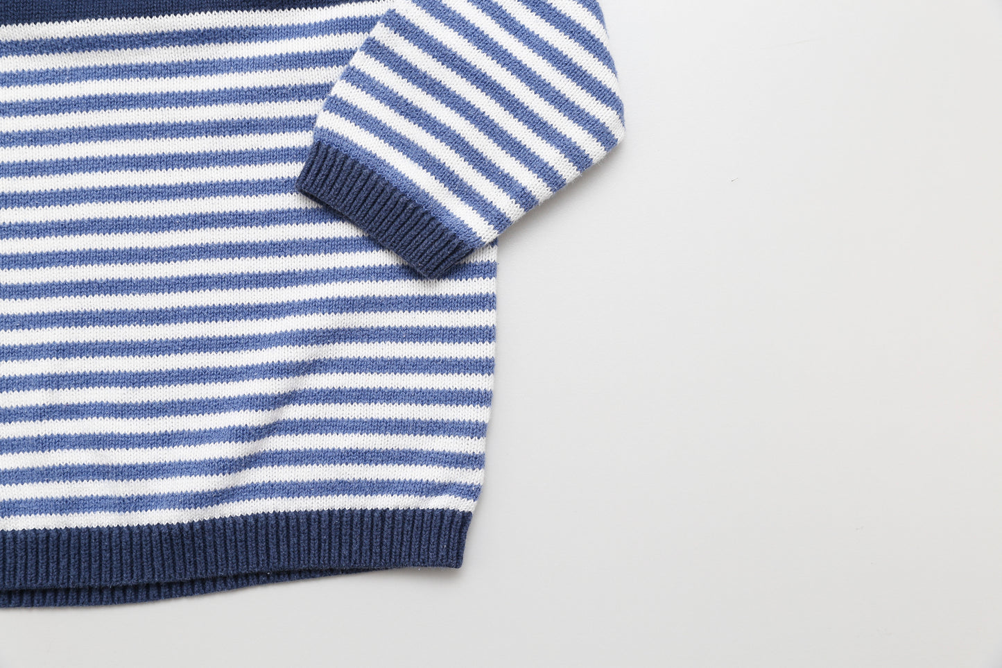 Blau-weiß gestreifter Strickpullover (68) - KlugeMutti