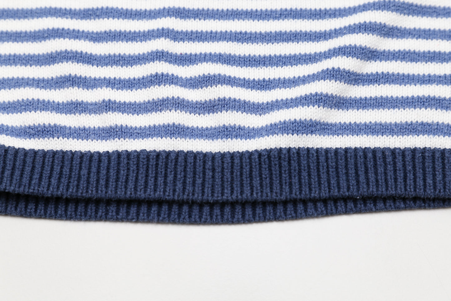 Blau-weiß gestreifter Strickpullover (68) - KlugeMutti