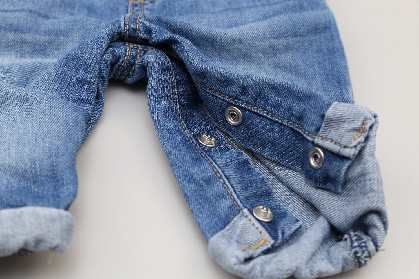 Latzhose aus Jeansstoff (68) - KlugeMutti