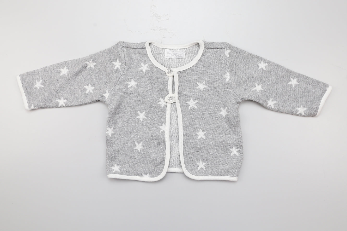 Neuer, kuschelweicher, grauer Cardigan mit Sternenmuster und zwei Knöpfen vorne.