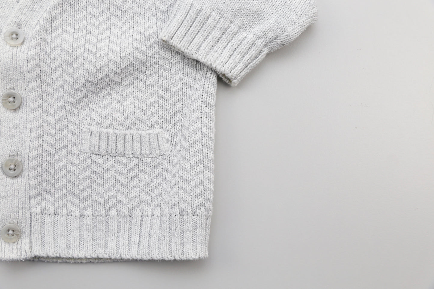Graue Strickjacke (62) - KlugeMutti