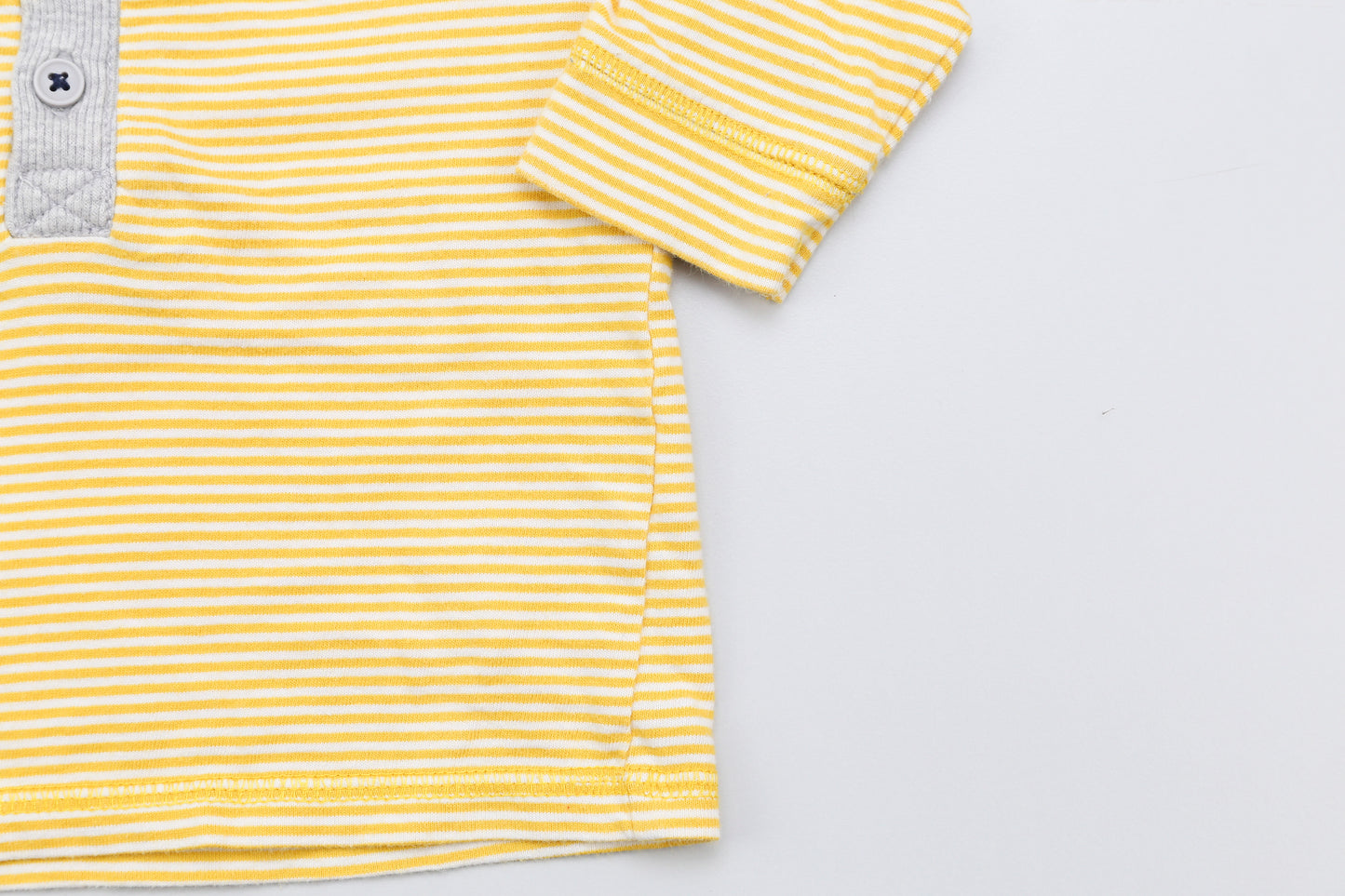 Gelb-weiß gestreiftes Langarmshirt (62) - KlugeMutti
