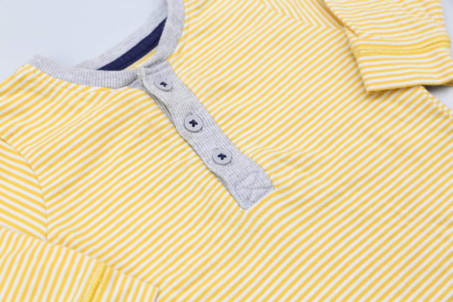 Gelb-weiß gestreiftes Langarmshirt (62) - KlugeMutti