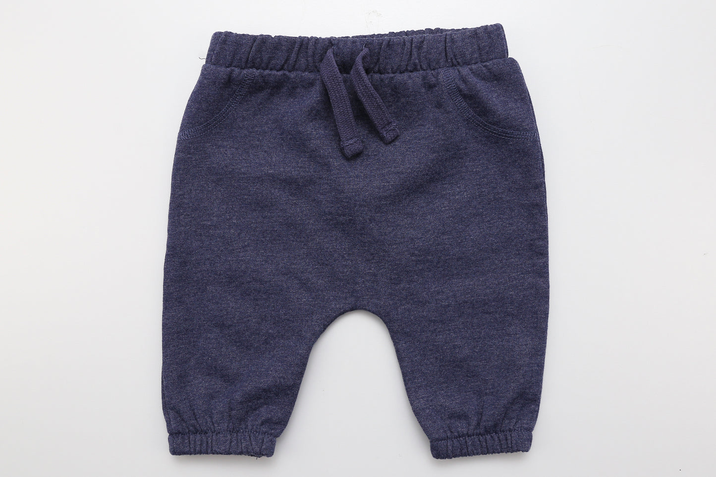 Dunkelblaue Jogginghose.