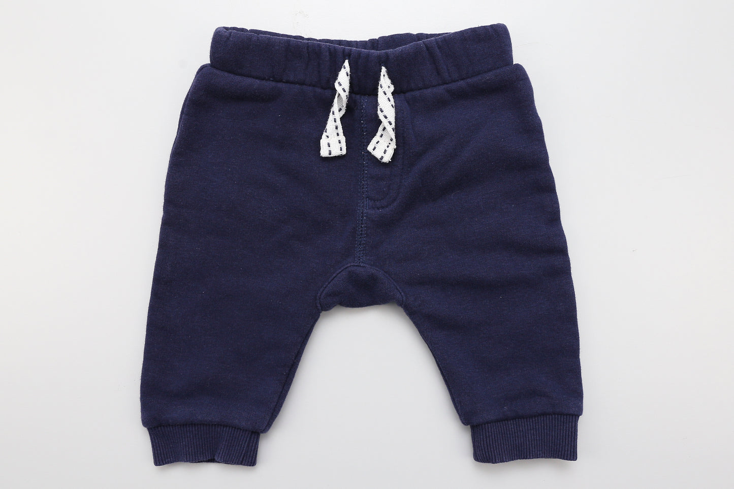 Warme dunkelblaue Jogginghose mit weißem Bindeband.