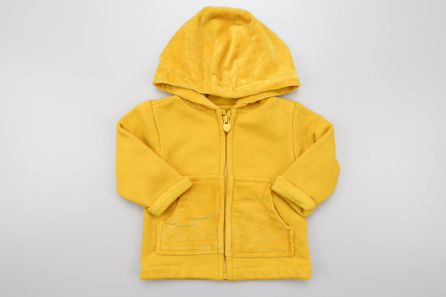 Gelber Kapuzenpullover mit Reißverschluss und zwei Taschen vorne.