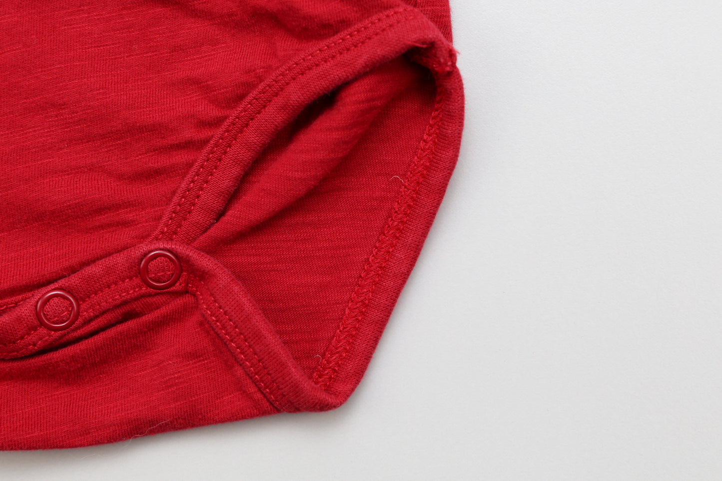 Rotes Langarmbody mit Aufdruck (62) - KlugeMutti