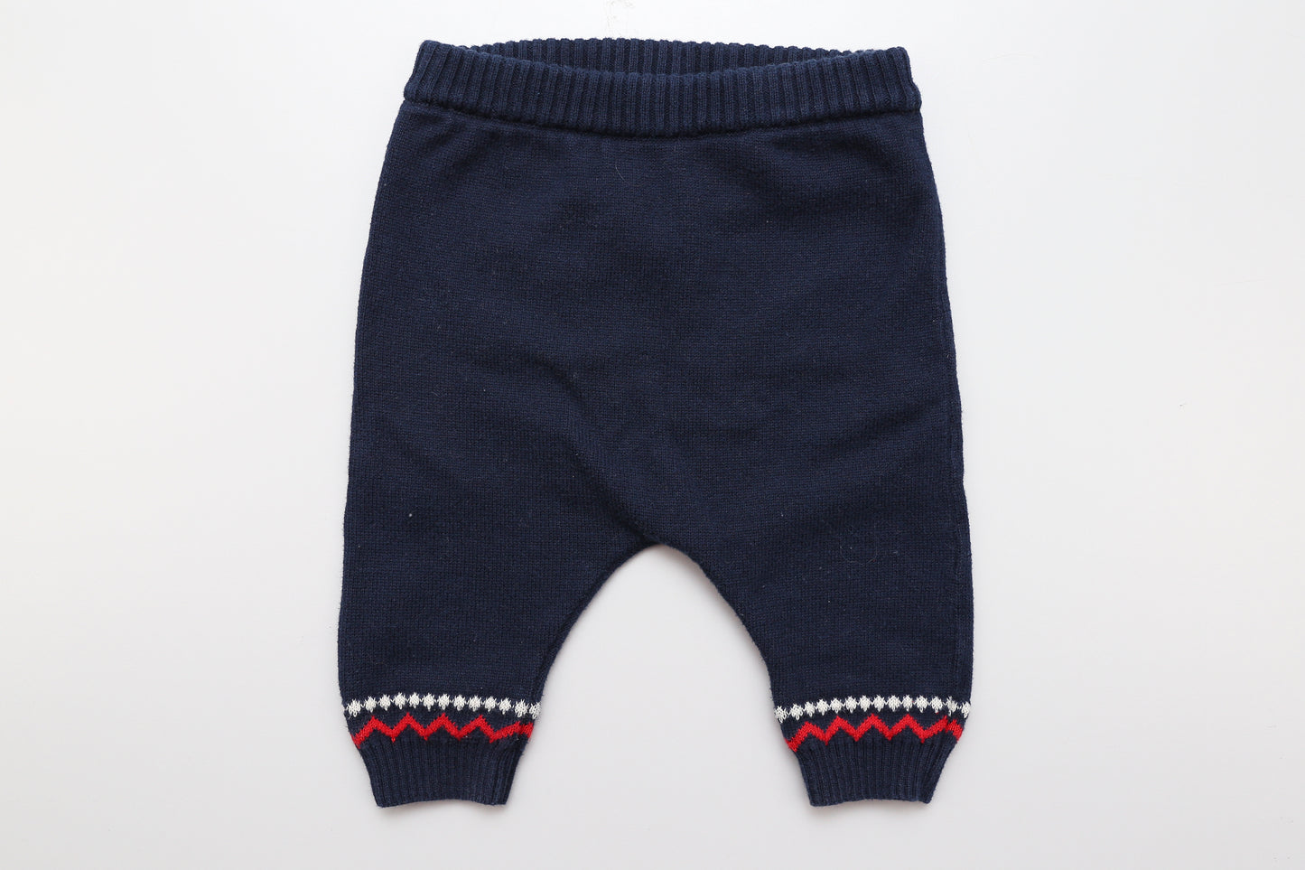 Dunkelblaues gestricktes Höschen.