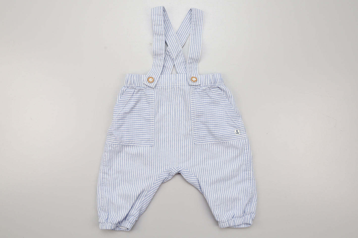 Blau-weiß gestreifte Latzhose (dünn) aus Bio-Baumwolle, mit komplett abnehmbaren Trägern.