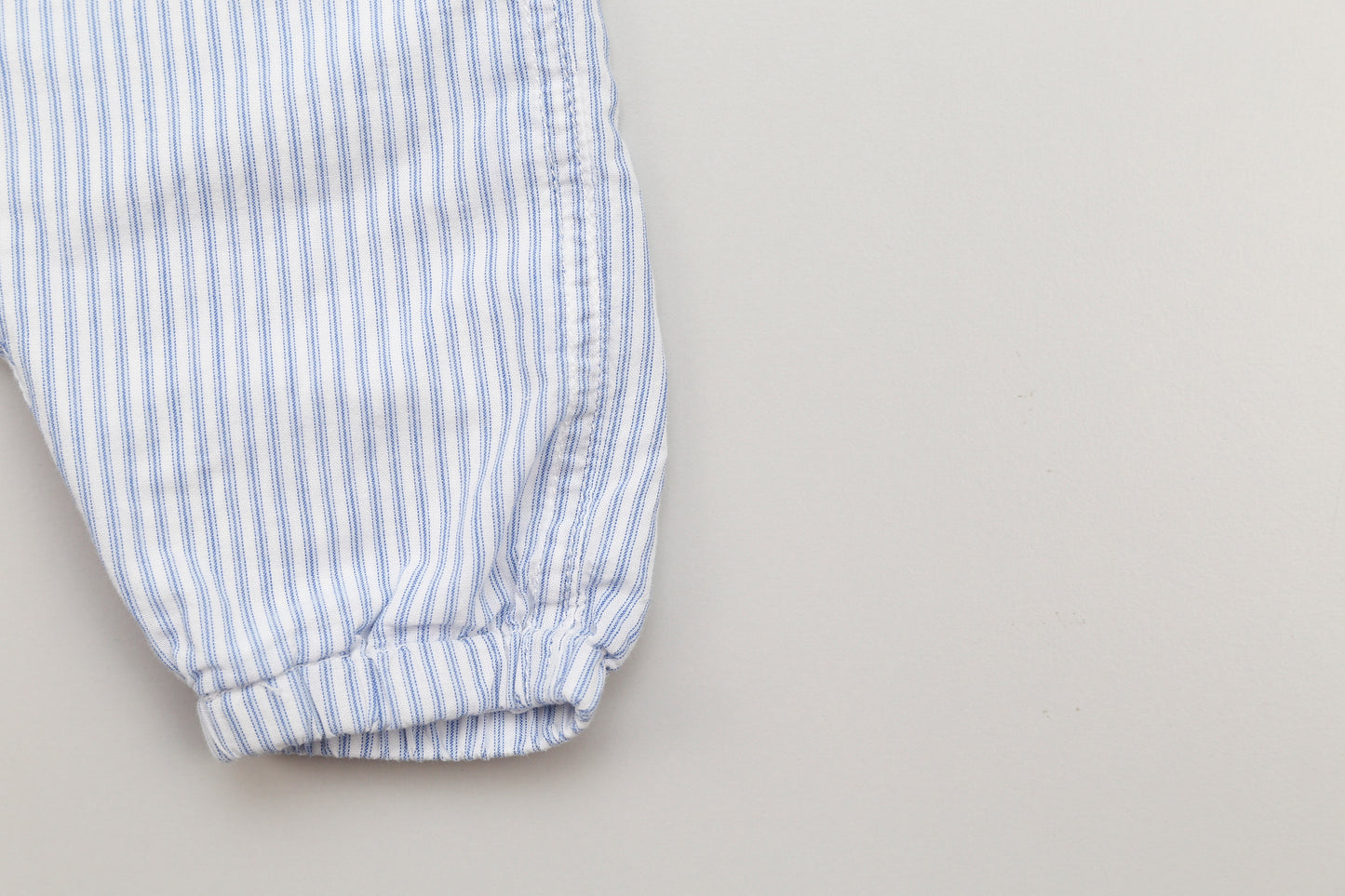 Blau-weiß gestreifte Latzhose (62) - KlugeMutti