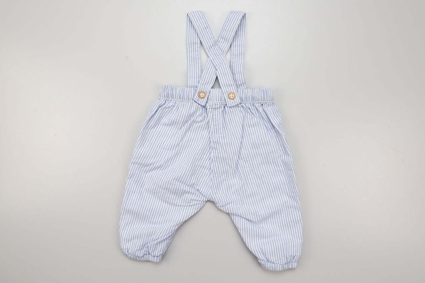Blau-weiß gestreifte Latzhose (62) - KlugeMutti