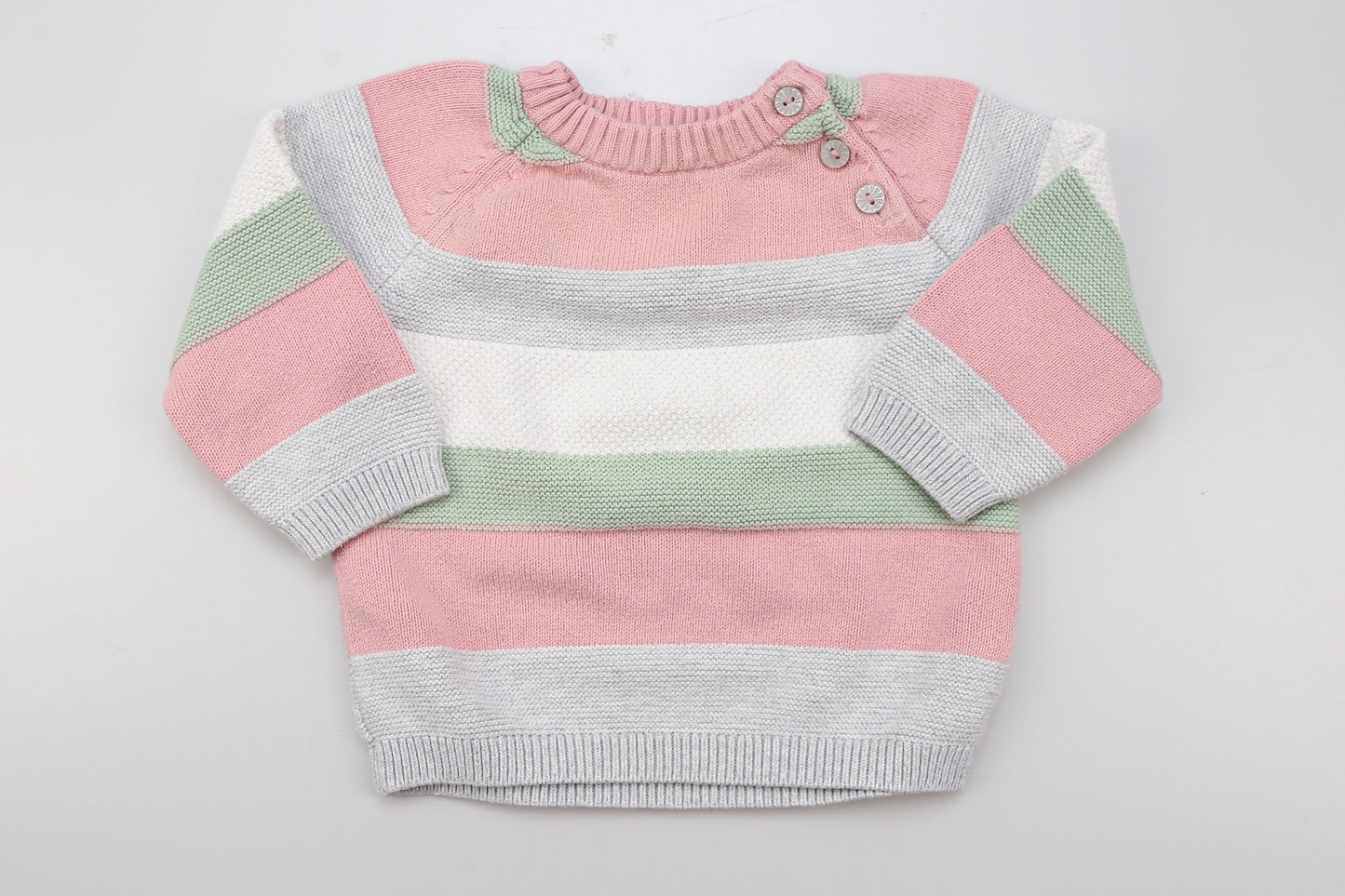 Wunderschöner pastellfarbener Strickpullover mit 3 Knöpfen an der Schulter.