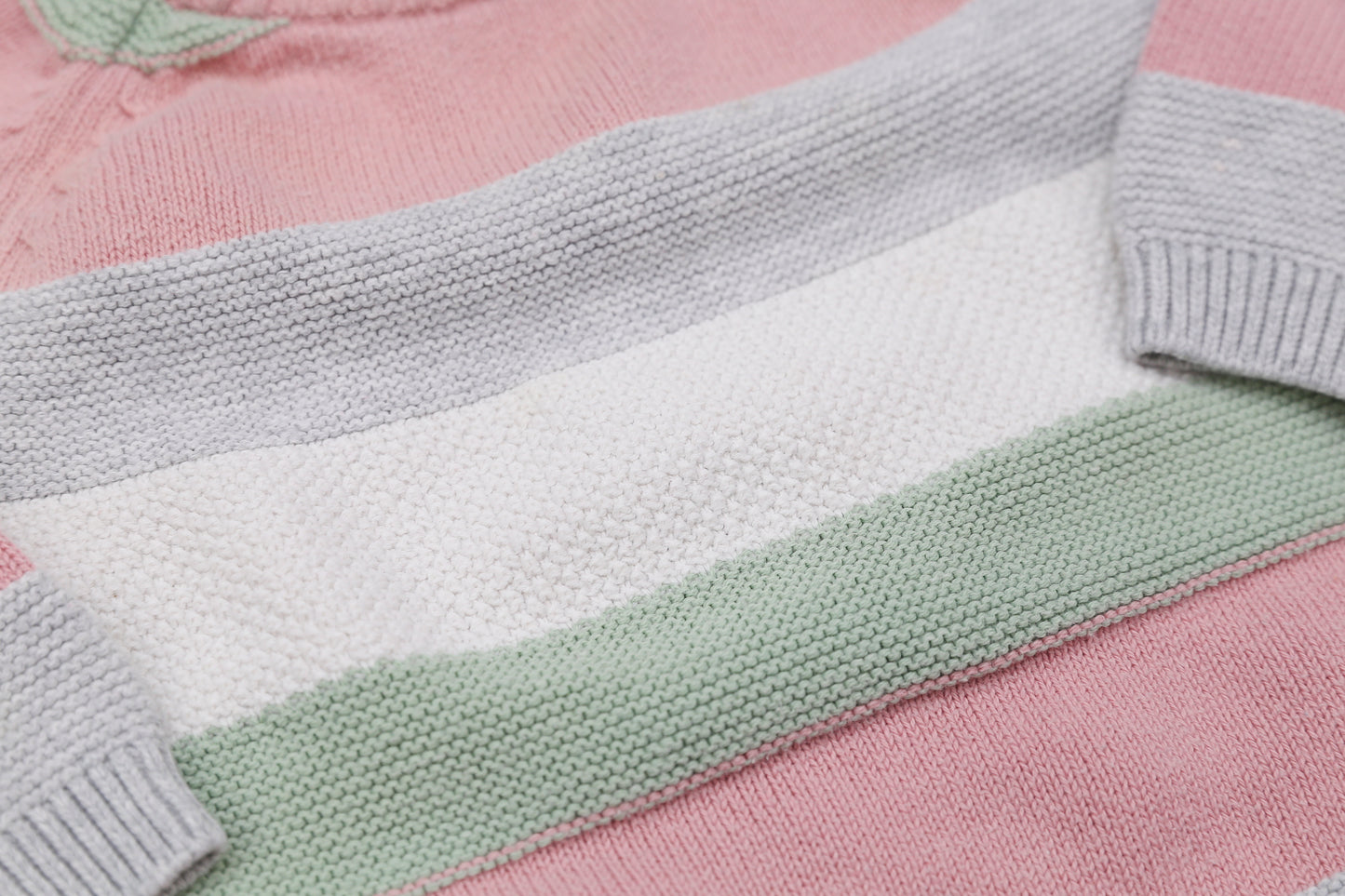 Pastellfarbener Strickpullover mit 3 Knöpfen (74) - KlugeMutti