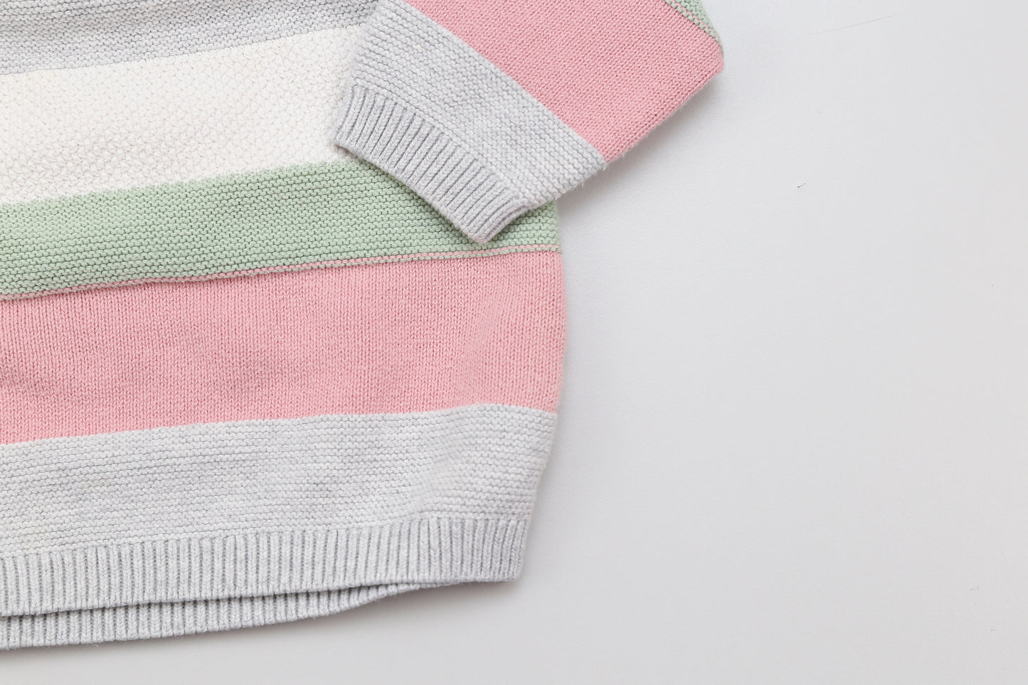 Pastellfarbener Strickpullover mit 3 Knöpfen (74) - KlugeMutti