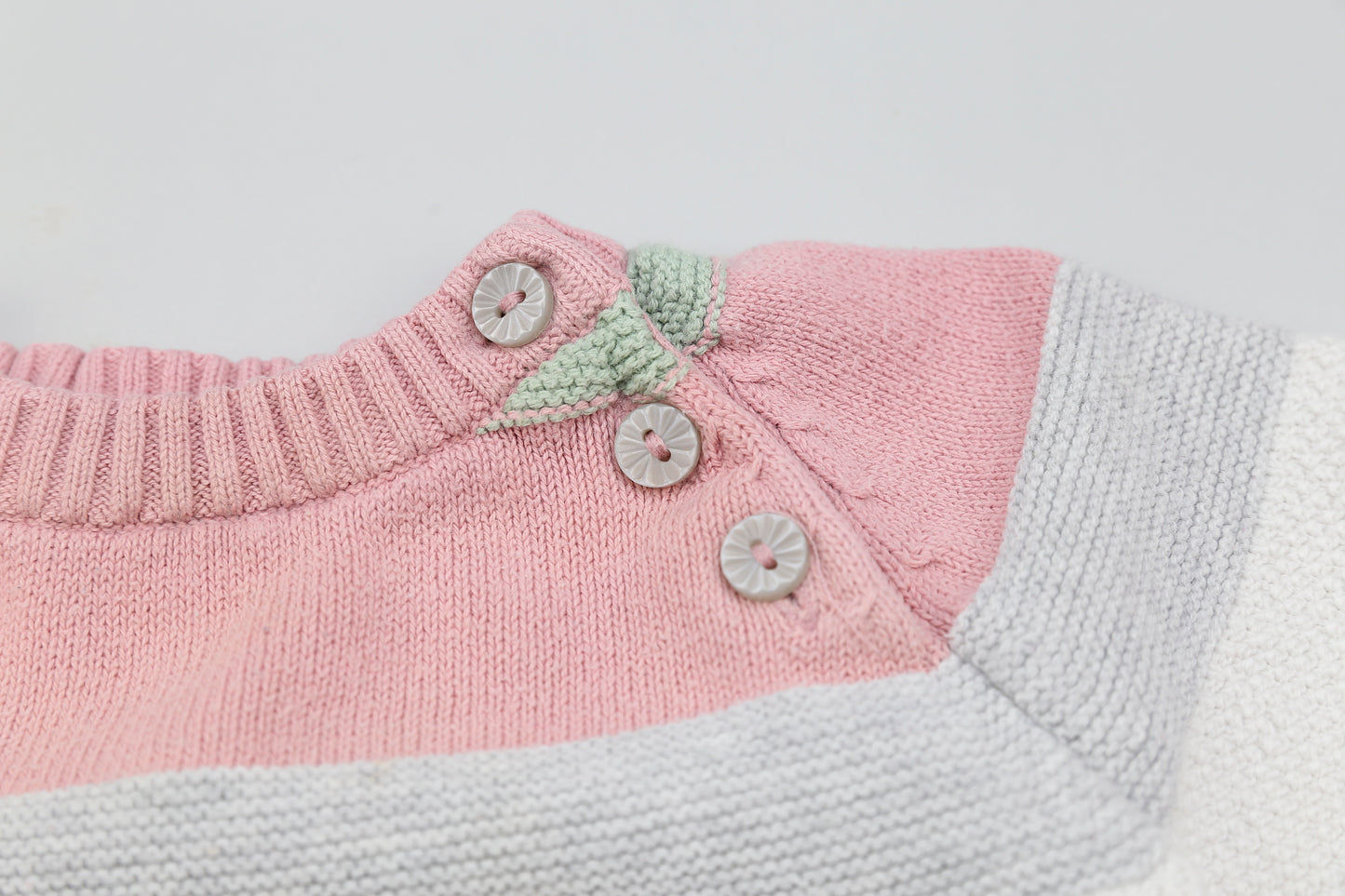 Pastellfarbener Strickpullover mit 3 Knöpfen (74) - KlugeMutti